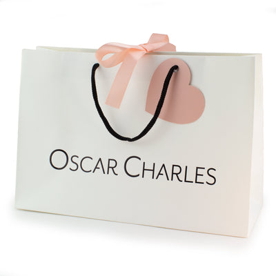 Oscar Charles Medium Geschenktasche Farbe Creme mit schwarzem Logo
